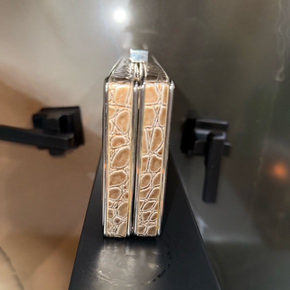 BRONZE HARDSHELL FAUX CROCODILE METAL FRAME CLUTCH W CHAIN AMD METAL CLASP - Picture 13 of 14